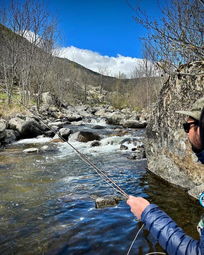 Pêche à la mouche en nymphe dans une rivière des Pyrénées-Orientales