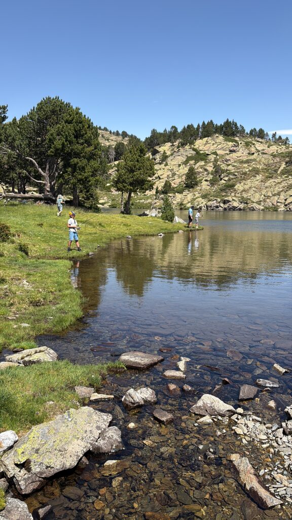 Adolescents pratiquant la pêche à la mouche lors d'un camp de pêche dans les Pyrénées