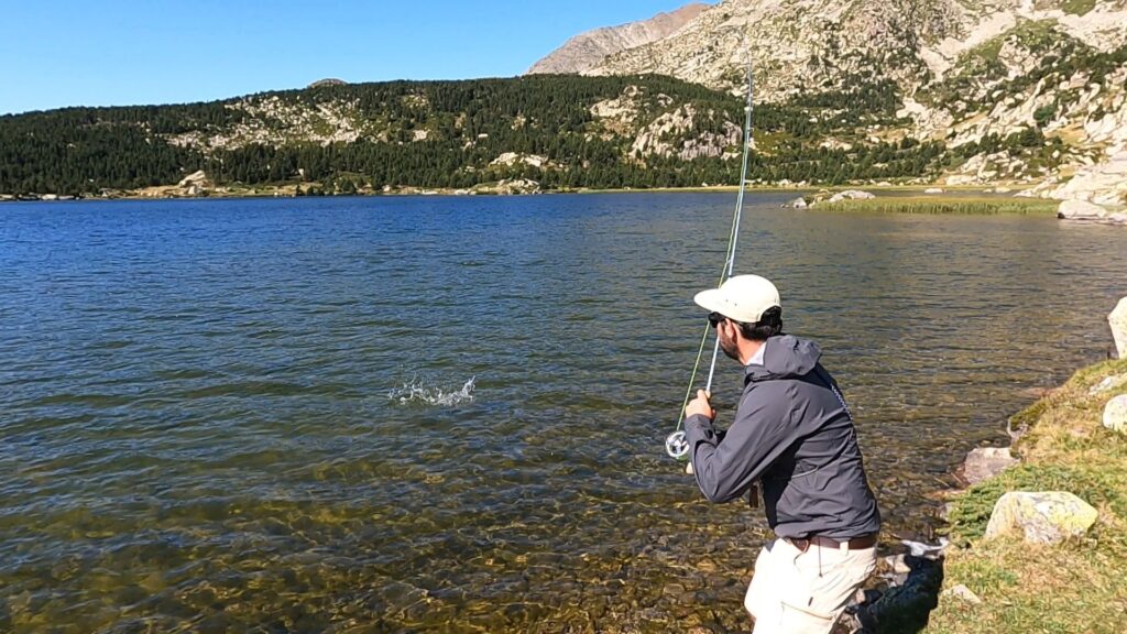 Pêche à la mouche sèche en lac d'altitude dans les Pyrénées-Orientales