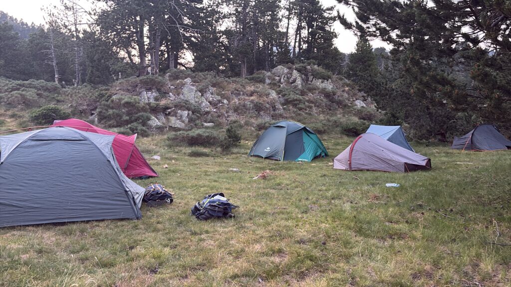 Camp de pêche à la mouche en montagne, avec bivouac au cœur des Pyrénées orientales catalanes.