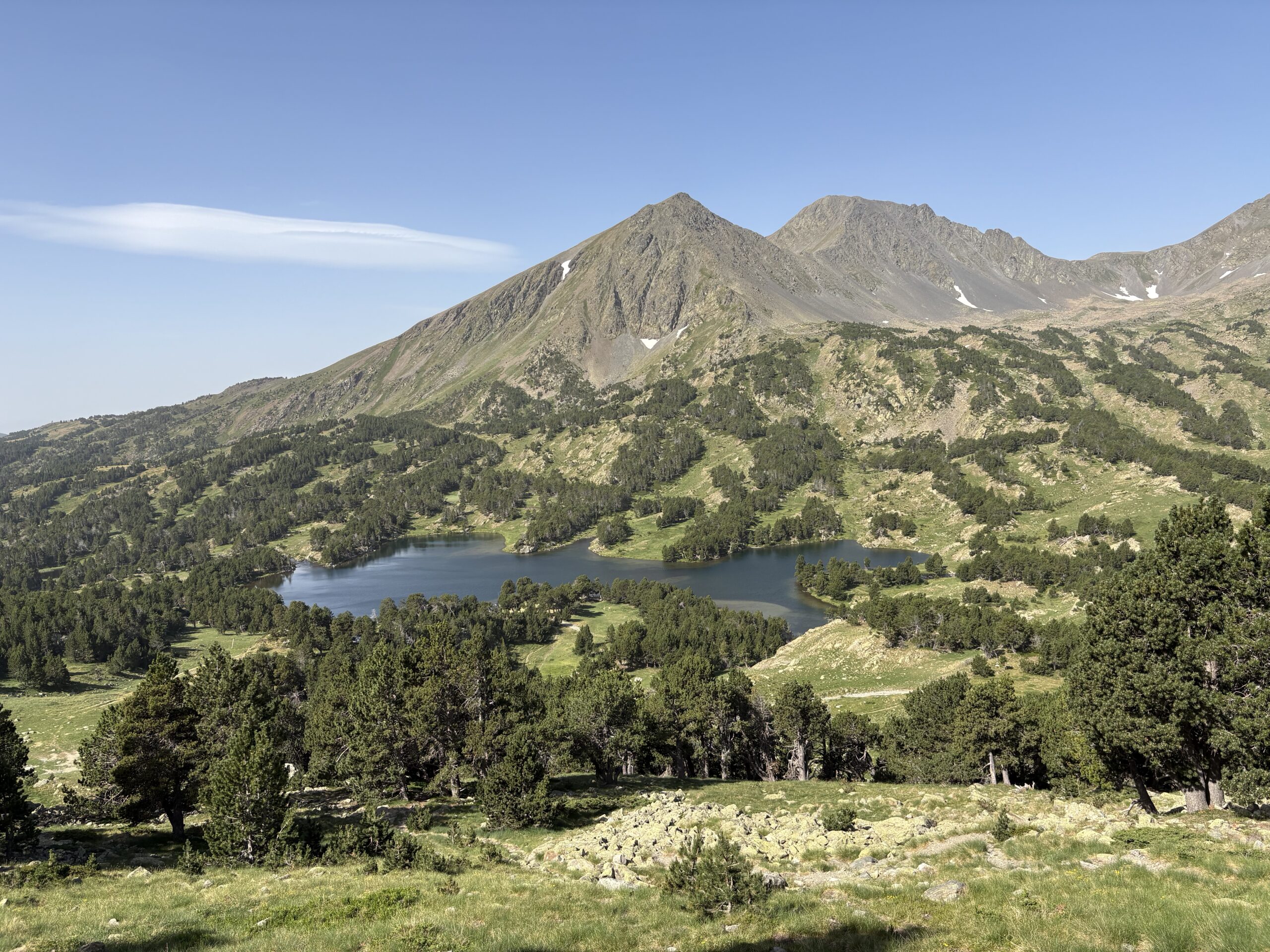 Paysage de montagne dans le Capcir, Pyrénées-Orientales, avec sommets rocheux, forêts de pins et lacs d'altitude.