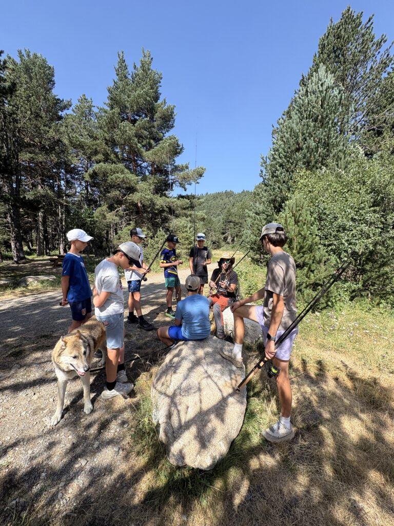 Groupe de participants lors d’un camp de pêche à la mouche dans les Pyrénées