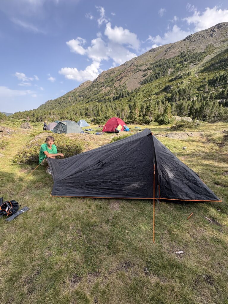 Camp de pêche à la mouche avec bivouac en montagne dans les Pyrénées-Orientales.