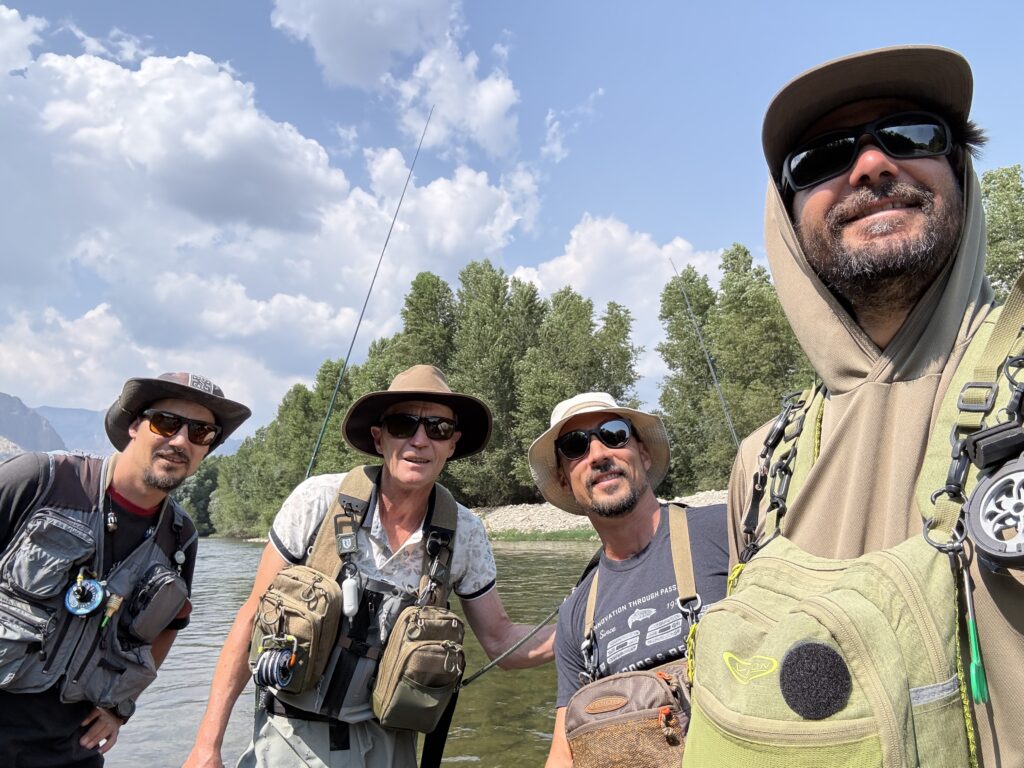 Groupe de pêcheurs accompagnés par un guide de pêche à la mouche dans les Pyrénées Orientales