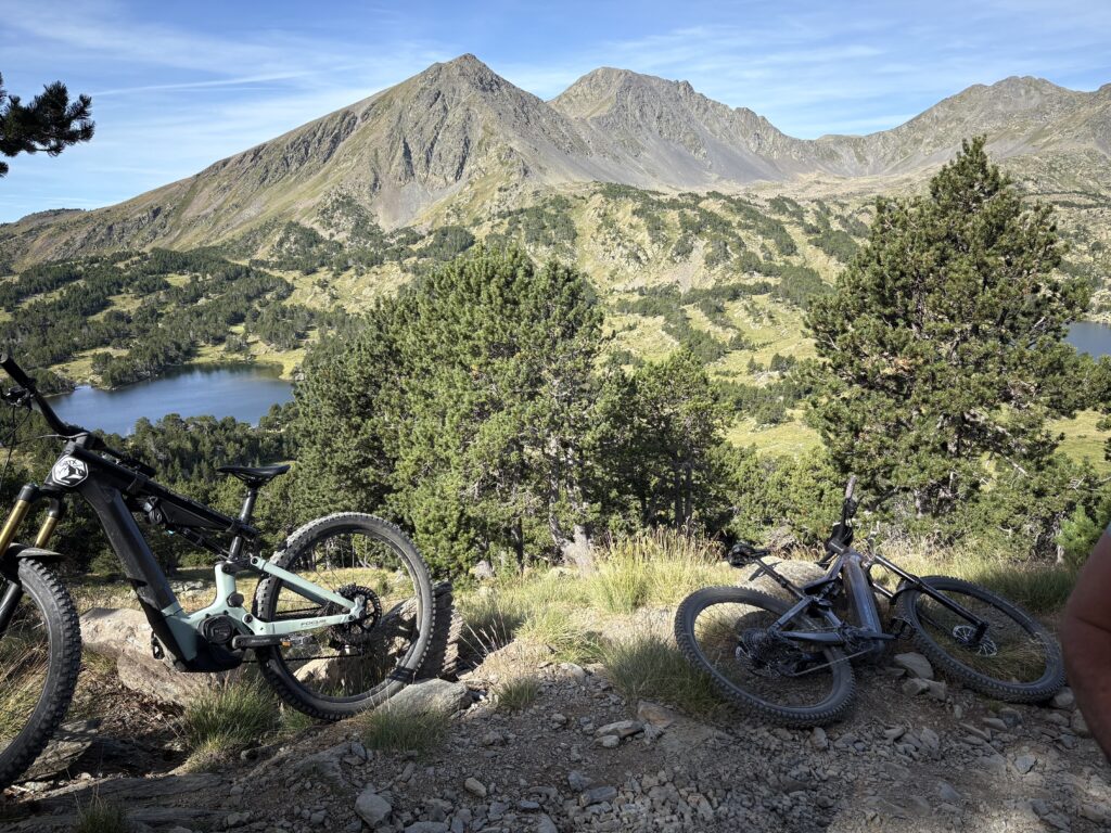 Pratique du VTT en montagne dans le Capcir, avec le massif des Camporells en arrière-plan, dans les Pyrénées catalanes.