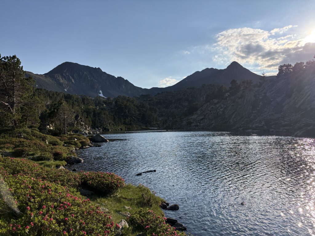 Paysage de lac de montagne entouré de sommets dans les Pyrénées catalanes.
