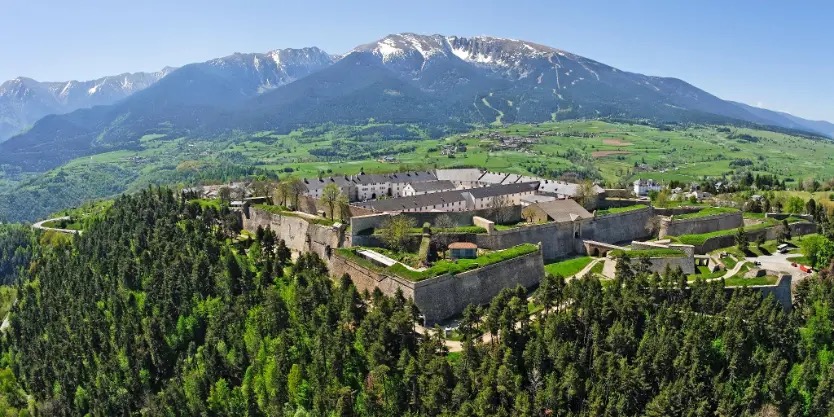 Vue aérienne de la cité fortifiée de Mont-Louis et de ses remparts Vauban, au cœur des Pyrénées catalanes.