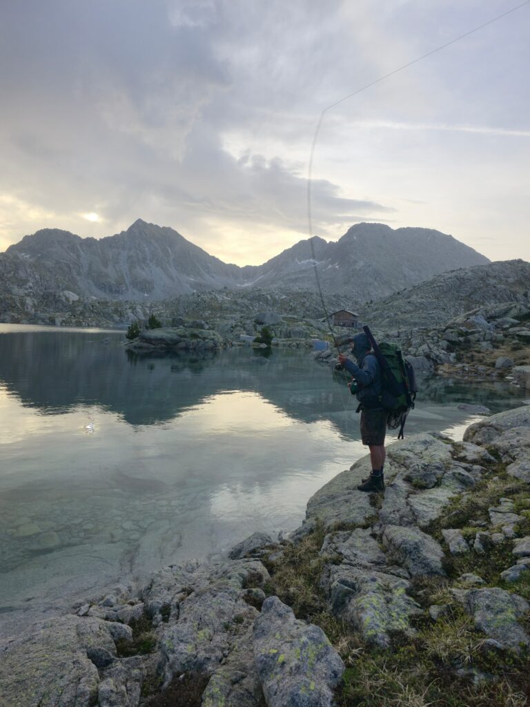 Pêche au Tenkara dans un lac d'altitude des Pyrénées-Orientales